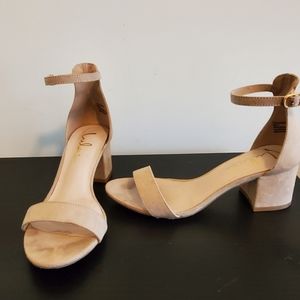 Tan Lulu's heels.